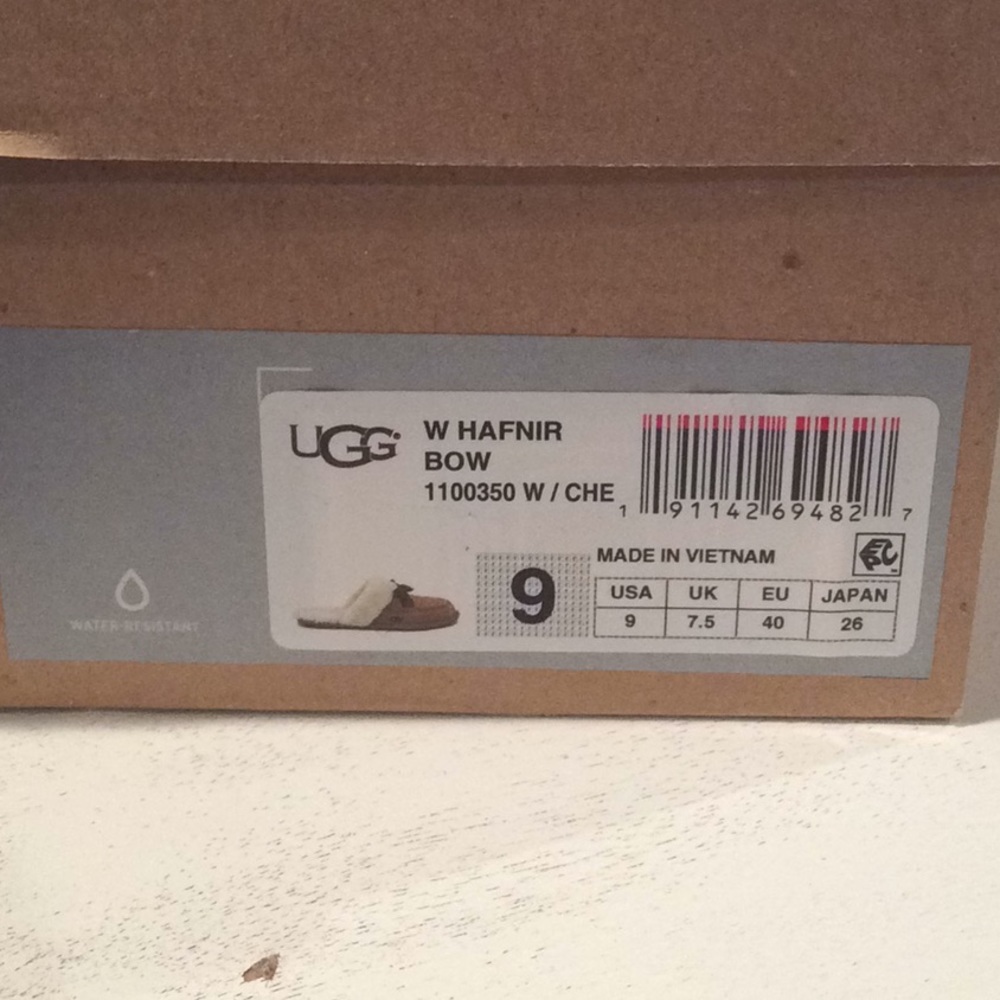 SOLD!  Cozy Shearling house slippers by UGG - Picture 2 of 8